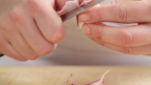 Peeling garlic