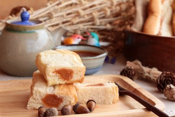 Bread with milk tea custard and hot tea.
