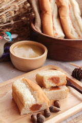 Bread with milk tea custard and hot tea.