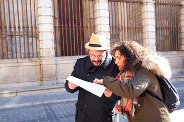 pareja leyendo un mapa de vacaciones © lorenphotography