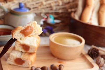 Bread with milk tea custard and hot tea.