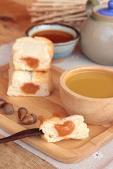 Bread with milk tea custard and hot tea.