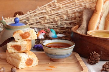 Bread with milk tea custard and hot tea.
