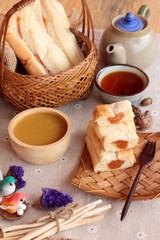 Bread with milk tea custard and hot tea.
