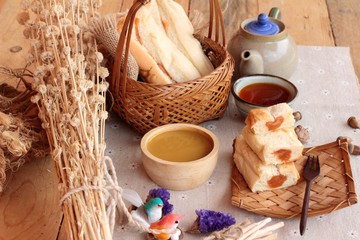 Fototapeta na wymiar Bread with milk tea custard and hot tea.