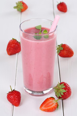 Erdbeer Smoothie Saft Milchshake mit Erdbeeren Früchte Fruchtsa