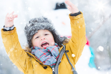 kleiner junge jubelt im schnee