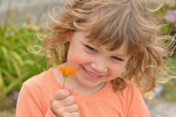 une fleur à la main
