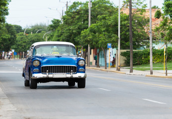 Blauer auf der Strasse fahrender amerikanischer Oldtimer in Varadero Kuba