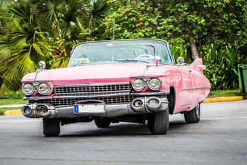  Fahrender weisser amerikanischer Oldtimer in Varadero Kuba