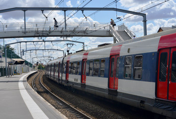 Vorortzug in einem Bahnhof in Frankreich