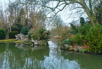 Fototapeta na wymiar Spring park with pond.