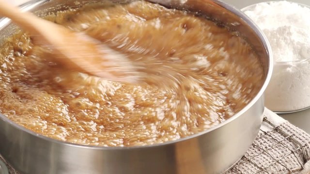 Boiling milk caramel
