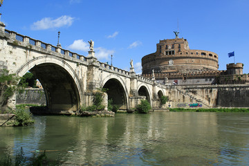 Obraz premium Le pont et le château Saint-Ange à Rome