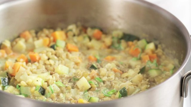 Seasoning lentil stew with pepper