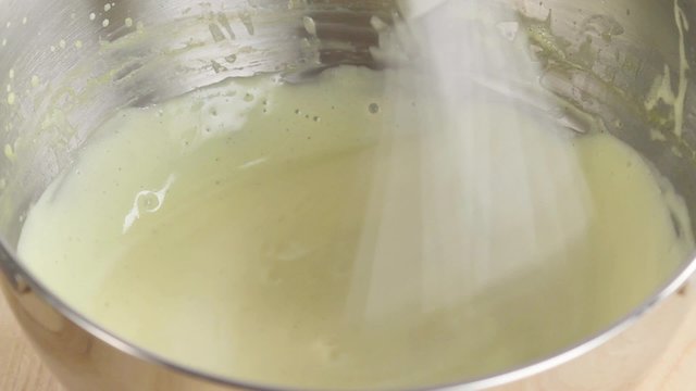 Beating cr&egrave;me in round-bottomed metal mixing bowl