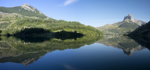 Fototapeta na wymiar water, lake and mountain in Tena valley, Pyrenees, Huesca.