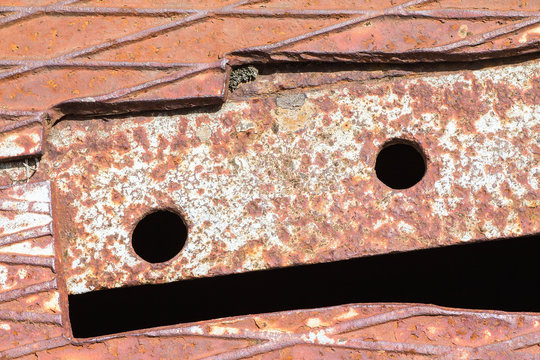 Agujeros en plancha de hierro de m&aacute;quina abandonada