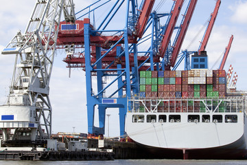 Containerschiff an einem Containerterminal  in Hamburg