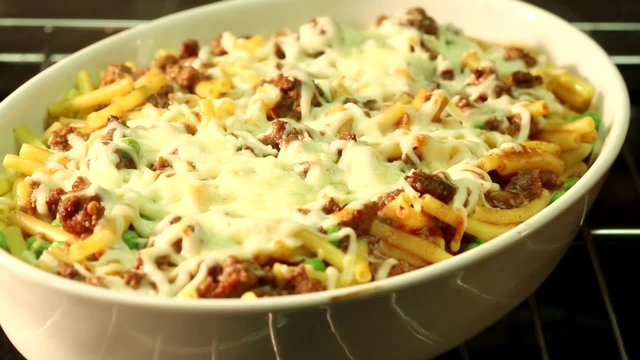 Macaroni bake in the oven (time lapse)
