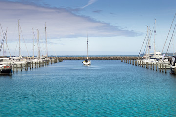 Segelboot im Hafen