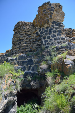 Ruines wall and the tunnel in Sevanavank