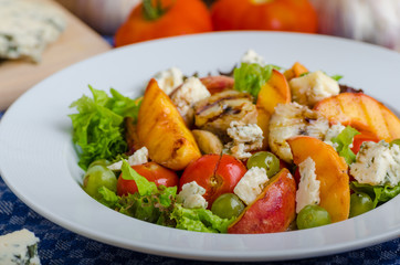 Grilled fruit with blue cheese and salad