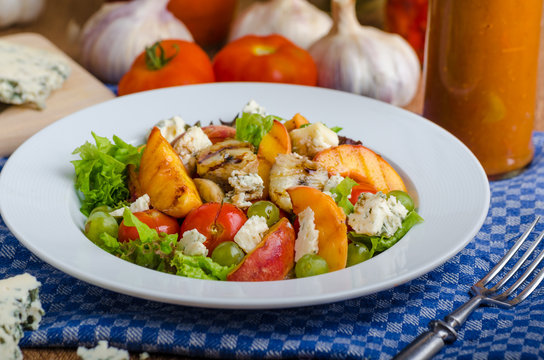 Grilled fruit with blue cheese and salad