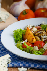 Grilled fruit with blue cheese and salad
