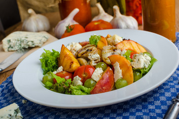 Grilled fruit with blue cheese and salad