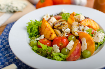 Grilled fruit with blue cheese and salad