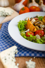 Grilled fruit with blue cheese and salad