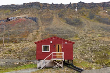 Papier Peint photo Arctique Lone small red building, Longyearbyen, Svalbard, Norway.