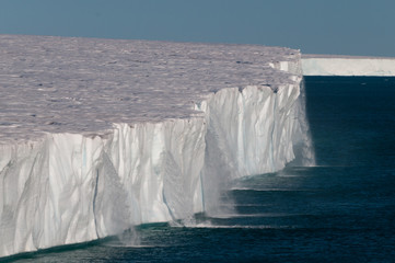 Wasser läuft vom arktischen Schelfeis.