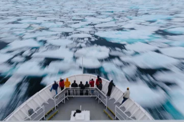 Foto op Plexiglas Slow motion blur van mensen die op de boeg van een schip staan. © Don Landwehrle