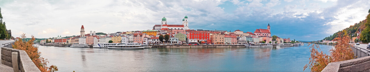 Fototapeta na wymiar Panorama der Dreiflüssestadt Passau vor dramatischer Wolkenstimmung