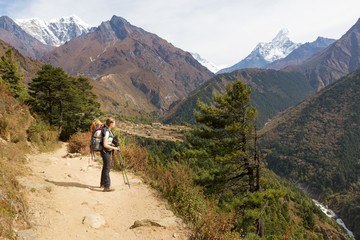 Fototapeta na wymiar Woman backpacker slooking at Ama Dablam mountain.