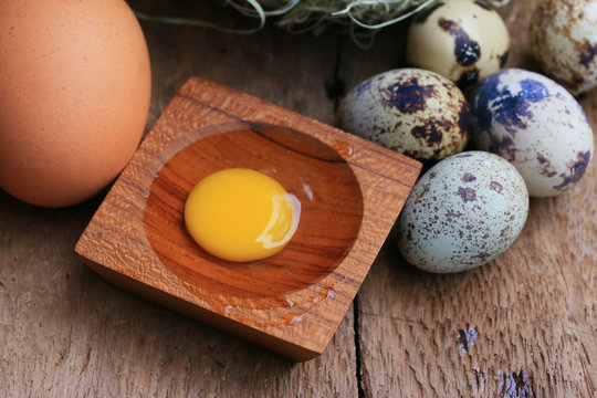Quail eggs and brown eggs