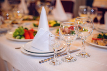  beautifully served wedding table in a restaurant