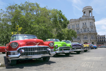 Obraz na płótnie Canvas Vintage multi-coloured taxis in Cuba