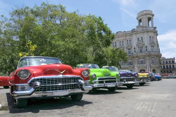  Vintage multi-coloured taxis in Cuba © Roberto Lusso