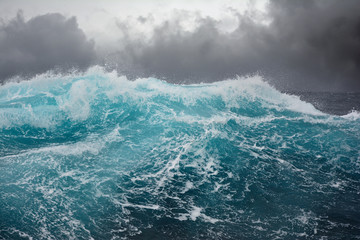 zeegolf in de Atlantische Oceaan tijdens storm