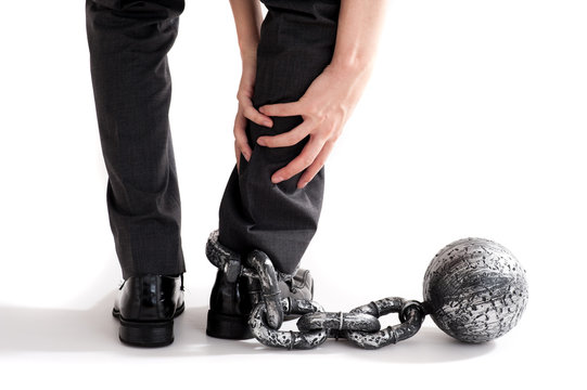 足かせを付けられた人間の足