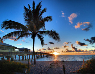Naklejka premium Pier Sunrise / Sunrise at Dania Beach in south Florida