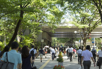 通勤　日本最大級の新宿ビジネス街を歩く人々