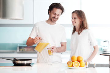 Obraz na płótnie Canvas couple cooking breakfast