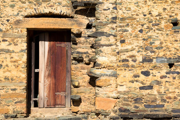Porta e muro de pedras / porta de madeira em muro de pedras