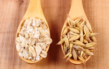 Gordijnen Organic oat grains and oatmeal on wooden spoon, healthy nutrition © ratmaner