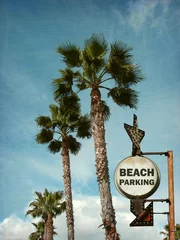 gealtertes und abgenutztes Vintage-Foto des Strandparkschildes mit Palmen © jdoms