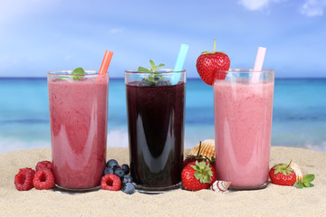 Smoothies Saft mit Früchte Smoothie Fruchtsaft am Strand